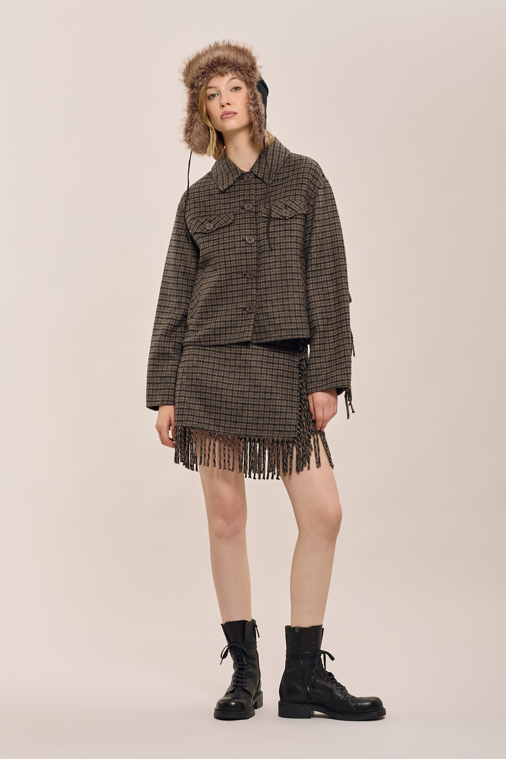 LURKD431798_820_A25,alt-1